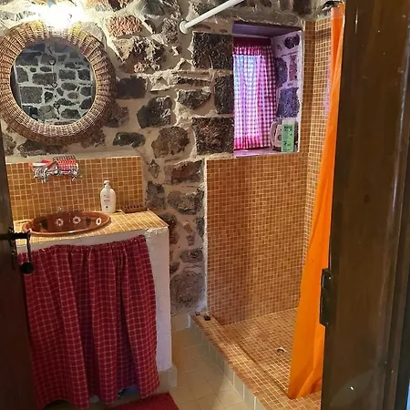 Chalé το καλύβι με τα κόκκινα παράθυρα *