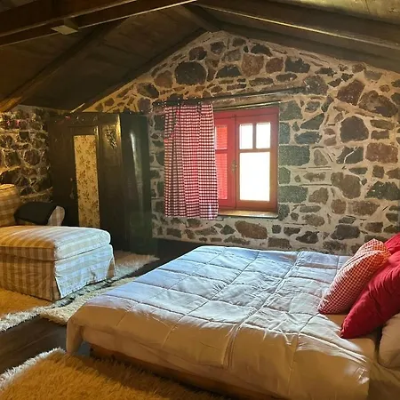 το καλύβι με τα κόκκινα παράθυρα Chalé